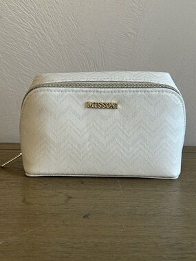 Missoni Cream Chevron Lines Design Travel Pouch with Gold Logo. Travel Kit.